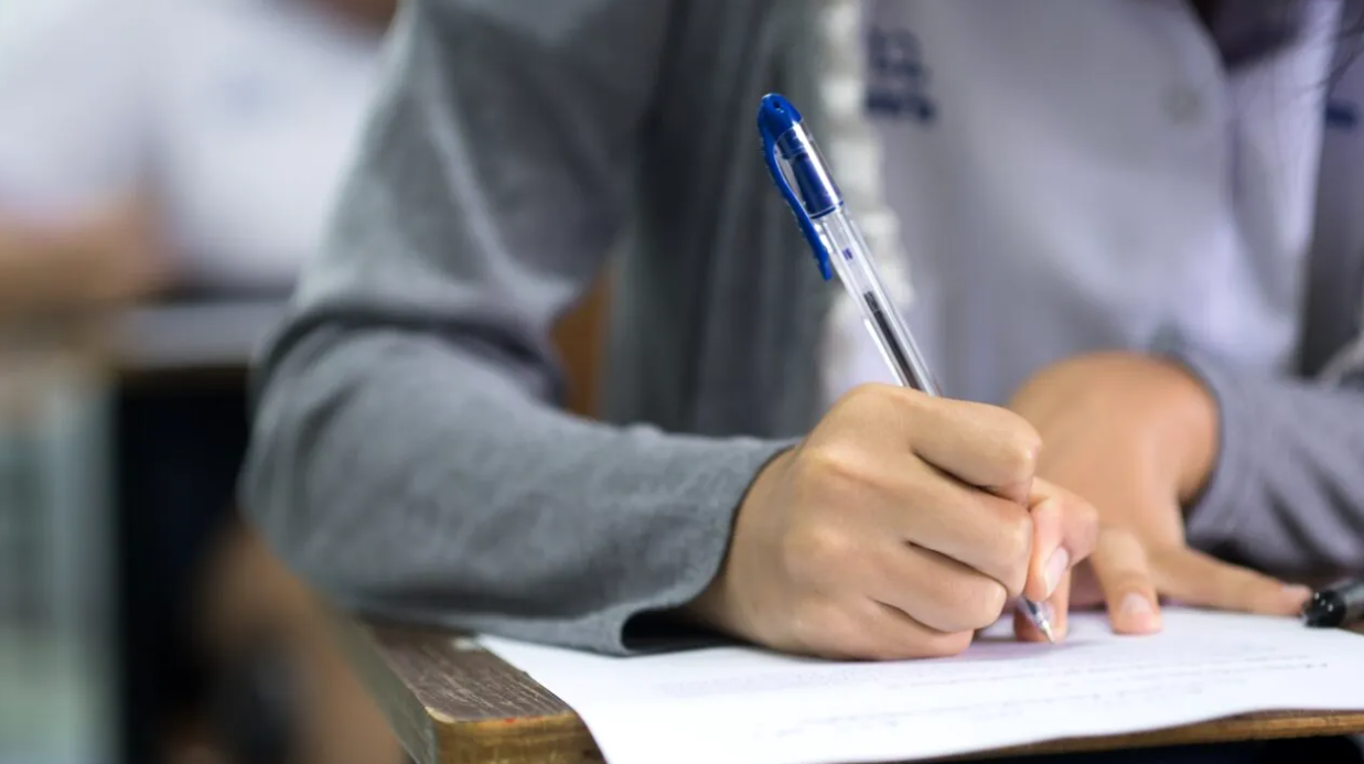 regulile-la-bac-2026.-azi,-elevii-sustin-proba-obligatorie-a-profilului:-matematica-sau-istorie