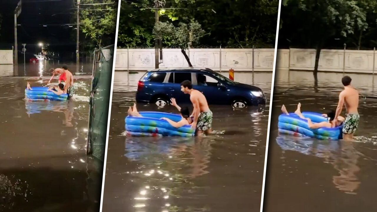 strazile-inundate-ale-capitalei-au-devenit-loc-de-joaca-un-grup-de-tineri-a-iesit-la-plimbare-cu-o-piscina-gonflabila.-imaginile-s-au-viralizat-imediat
