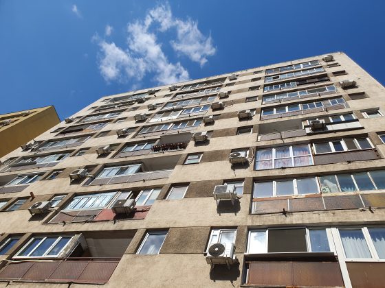 Întârziere a ieftinirii apartamentelor în România și creșteri de prețuri în anumite zone