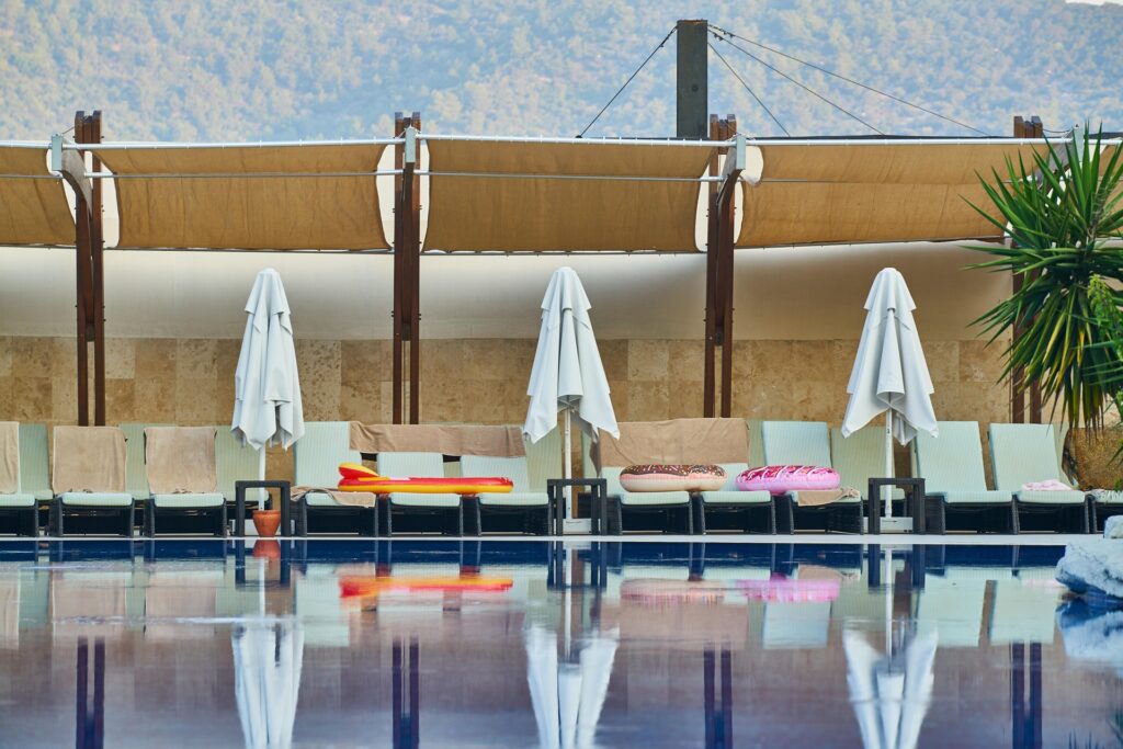turistii-transforma-vacanta-intr-o-competitie-pentru-sezlonguri.-masurile-dure-luate-de-hoteluri