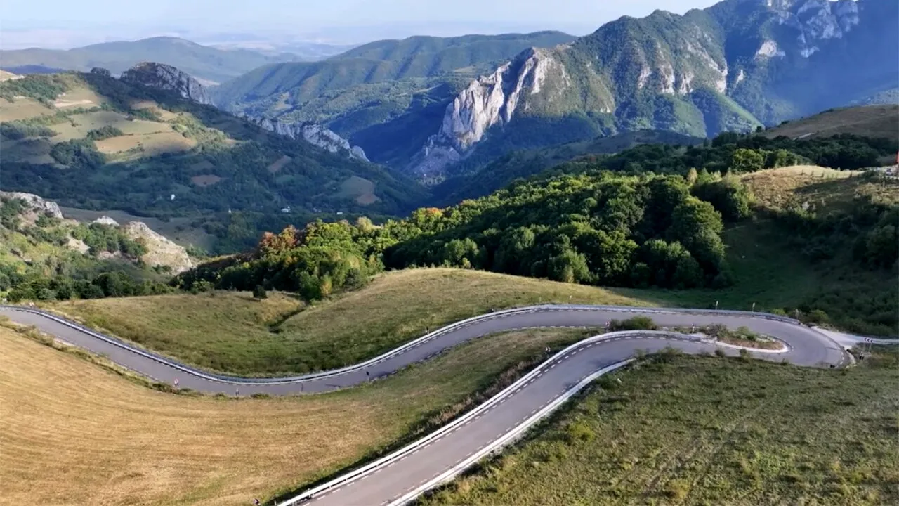 Trafic restricționat pe Transalpina după ploi, circulație alternantă