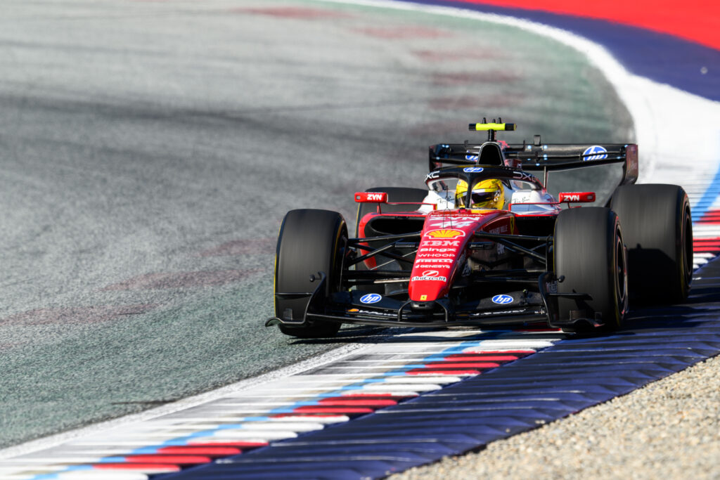 lewis-hamilton-obtine-pole-position-ul-pentru-cursa-sprint-de-la-silverstone-din-formula-1.-pilotul-ferrari-il-intrece-pentru-11-miimi-pe-liderul-clasamentului-general