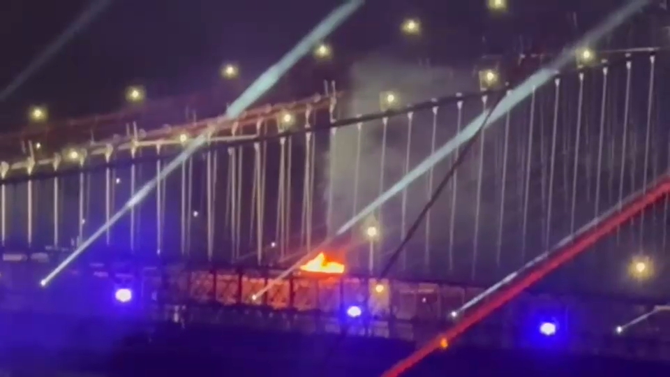 incendiu-pe-podul-brooklyn-in-timpul-focului-de-artificii-de-4-iulie.-spectacolul-a-inceput-mai-devreme-din-cauza-furtunilor