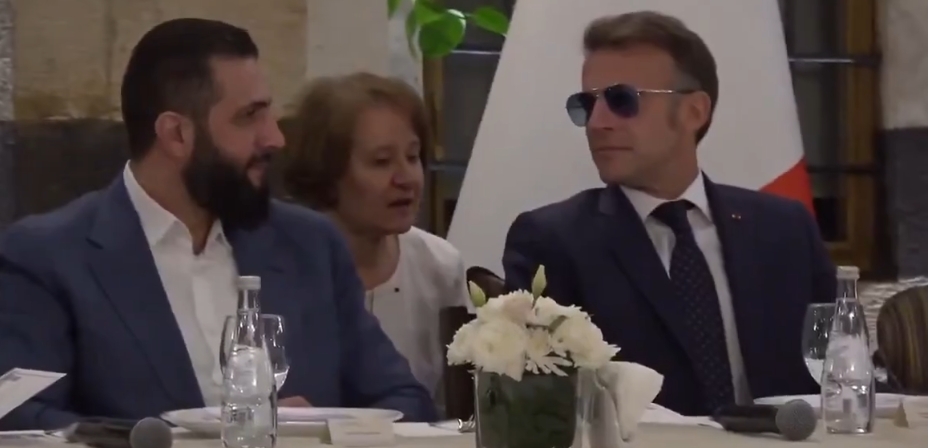 Emmanuel Macron a purtat ochelari de soare la masa cu președintele sirian
