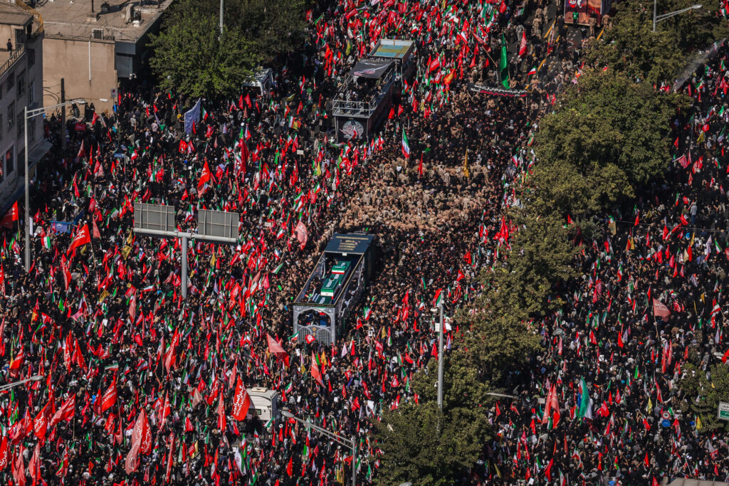 Fotografia lui Trump a fost lovită cu pietre la înmormântarea ayatollahului Khamenei