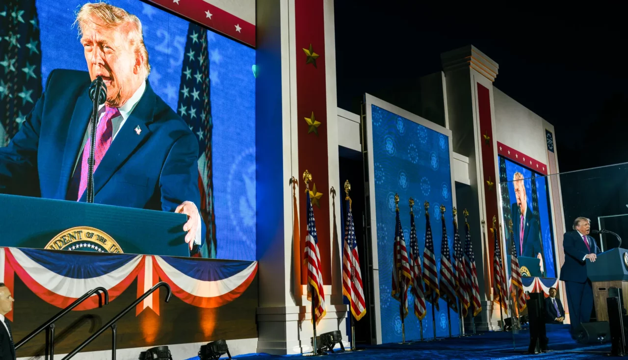 Trump acuză ideologia de stânga, afirmând că un social democrat este comunist