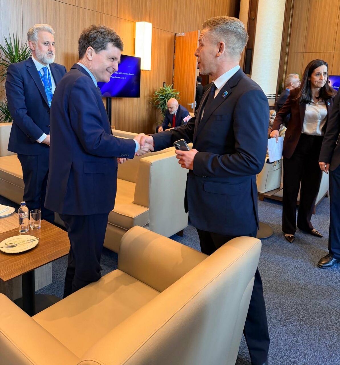 Nicușor Dan a avut o discuție cu premierul maghiar Peter Magyar la summitul de la Ankara