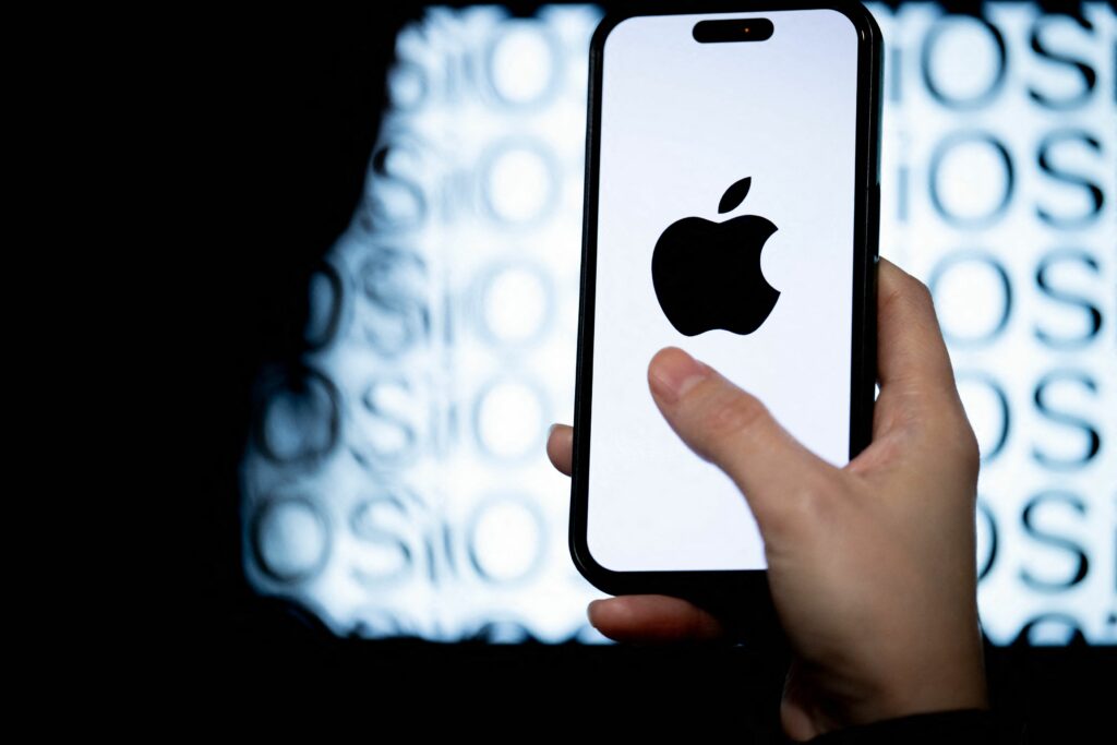 razboi-total-in-lumea-tech:-apple-acuza-compania-din-spatele-chatgpt-ca-i-a-furat-secretele-pentru-ucigasul-iphone
