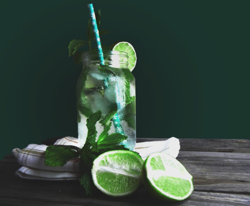 legenda-din-pahar:-cum-a-ajuns-mojito-unul-dintre-cele-mai-iubite-cocktailuri-din-lume