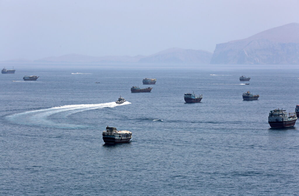 sua-au-reluat-atacurile-dupa-ce-iranul-a-tras-asupra-unei-nave-in-stramtoarea-ormuz-si-a-declarat-stramtoarea-inchisa