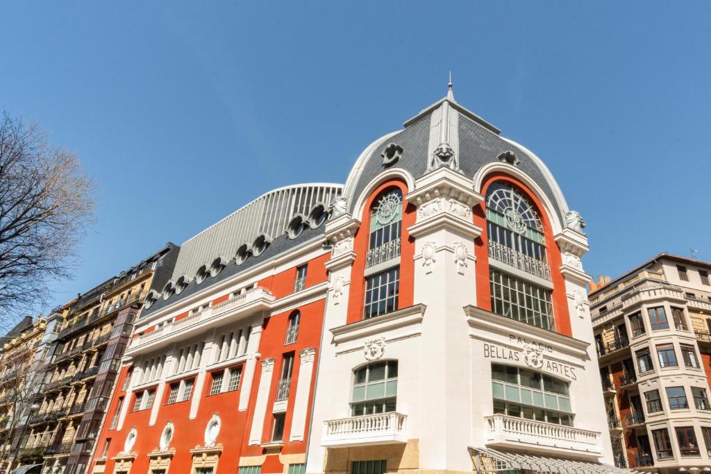 un-fost-cinematograf-de-peste-100-de-ani-a-devenit-hotel-de-lux.-oaspetii-intra-pe-vechea-scena-si-dorm-in-camere-inspirate-de-lumea-filmului