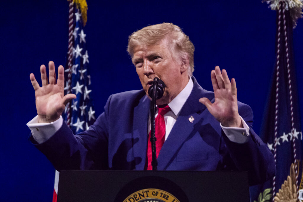trump:-stramtoarea-ormuz-este-deschisa-traficului-comercial,-in-pofida-escaladarii-conflictului-cu-iranul