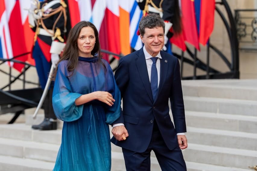 imagini-cu-nicusor-dan-si-mirabela-gradinaru-pe-covorul-rosu,-la-dineul-oferit-de-emmanuel-macron-sefilor-de-stat-si-de-guvern,-la-palatul-elysee