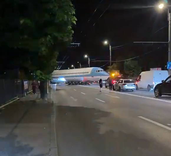 imagini-inedite-surprinse-pe-o-strada-din-cluj-un-avion-si-a-facut-aparitia-printre-masini-si-a-blocat-traficul.-ce-s-a-intamplat