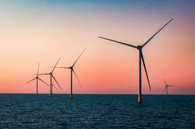 Polonia produce energie eoliană în Marea Baltică, România discută de 20 de ani despre Marea Neagră
