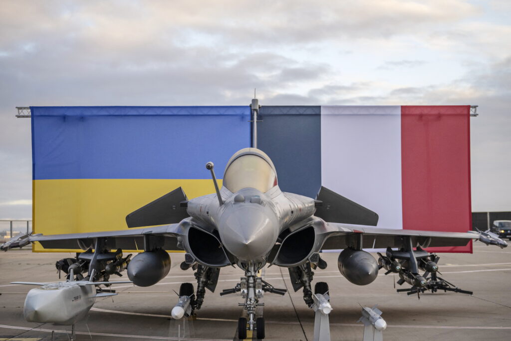ucraina-va-cumpara-avioane-de-vanatoare-franceze-rafale-si-sisteme-de-aparare-aeriana-in-cadrul-unui-acord-cu-parisul