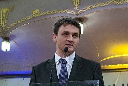 Ministerul Mediului, informat despre lipsa apei în brăila, angajații urcă apa pe scări