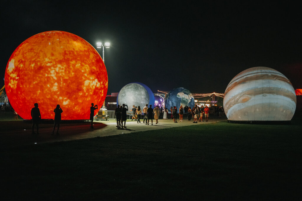 70.000 de persoane participă la GALAXIA, transformând NIBIRU în punct fierbinte pe litoral