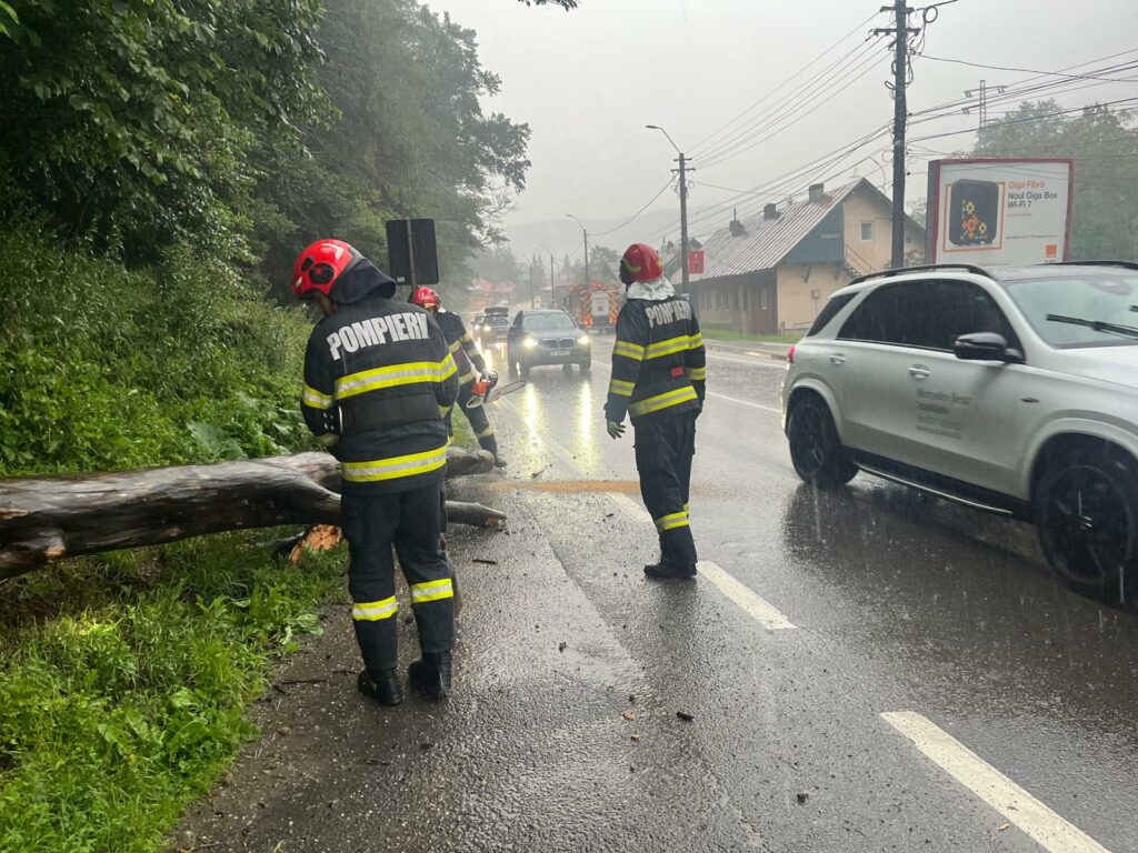 Peste 29 de localități din 16 județe afectate de ploi și inundații