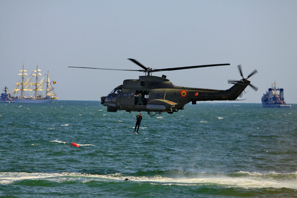 mapn,-reactie-dupa-explozia-de-pe-nava-lpg-gas-lisbon:-un-elicopter-iar-330-puma-naval-si-doua-nave-militare,-pregatite-la-nevoie