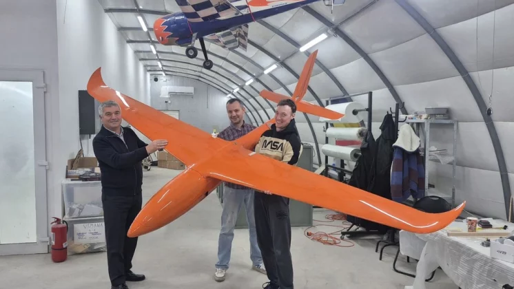 o-noua-drona-made-in-romania-romaero-si-bravex-aero-vor-produce-din-septembrie-prima-structura-de-aeronava-fara-pilot-bravex-1