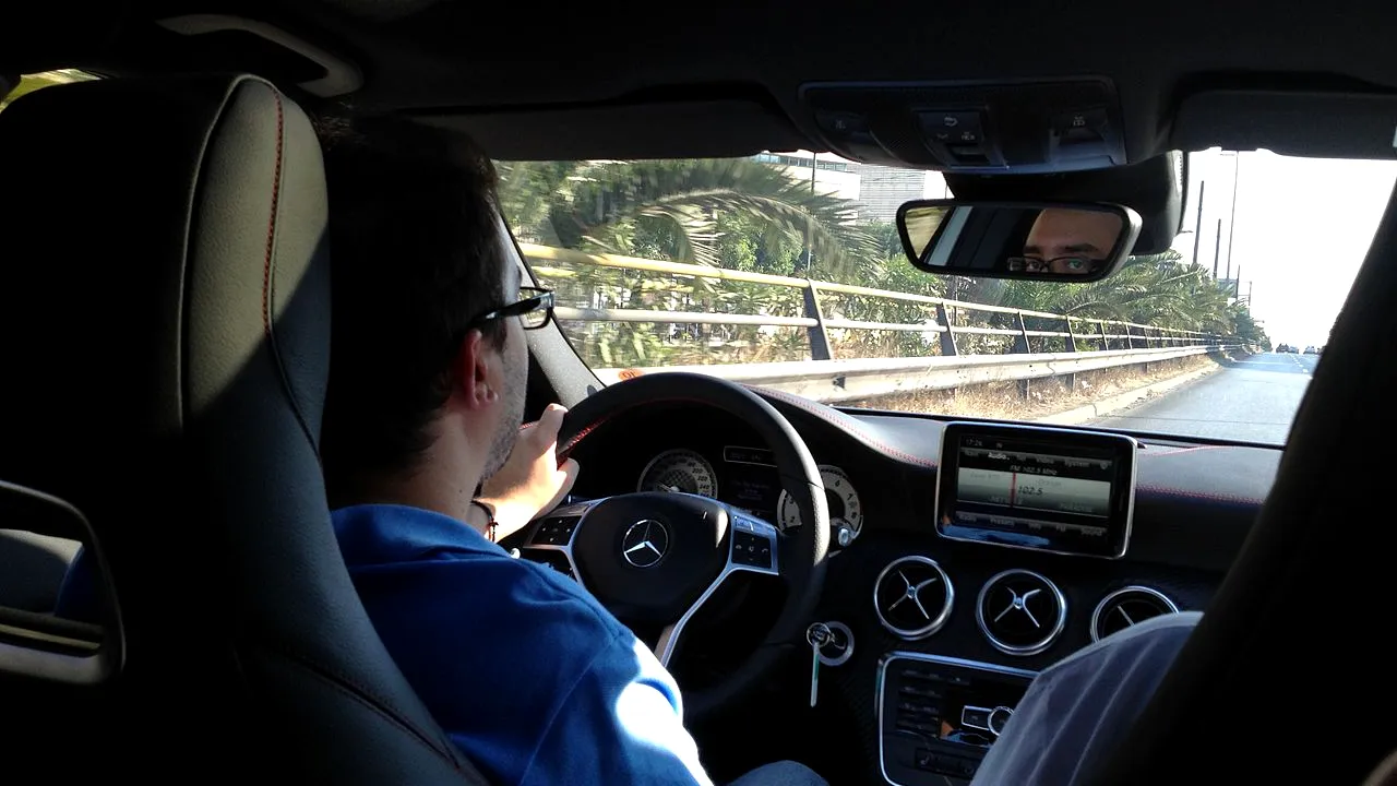 Grecia sancționează șoferii care lasă motorul pornit la staționare