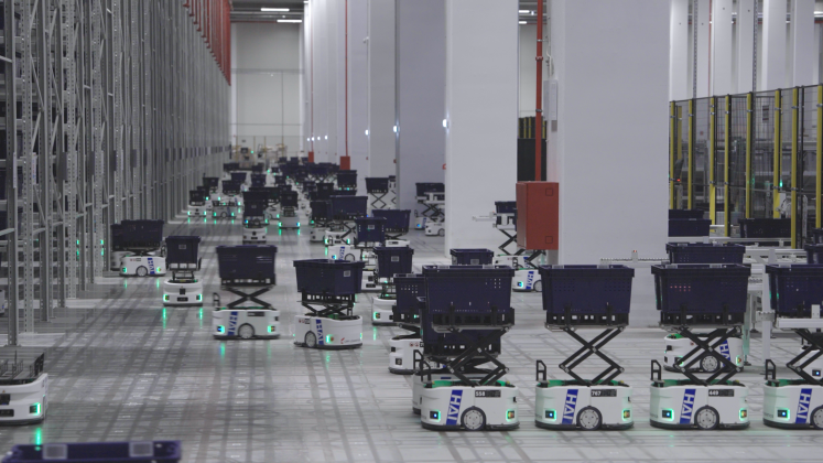 Aproape 1.000 de roboți lucrează într-un depozit din apropierea Bucureștiului