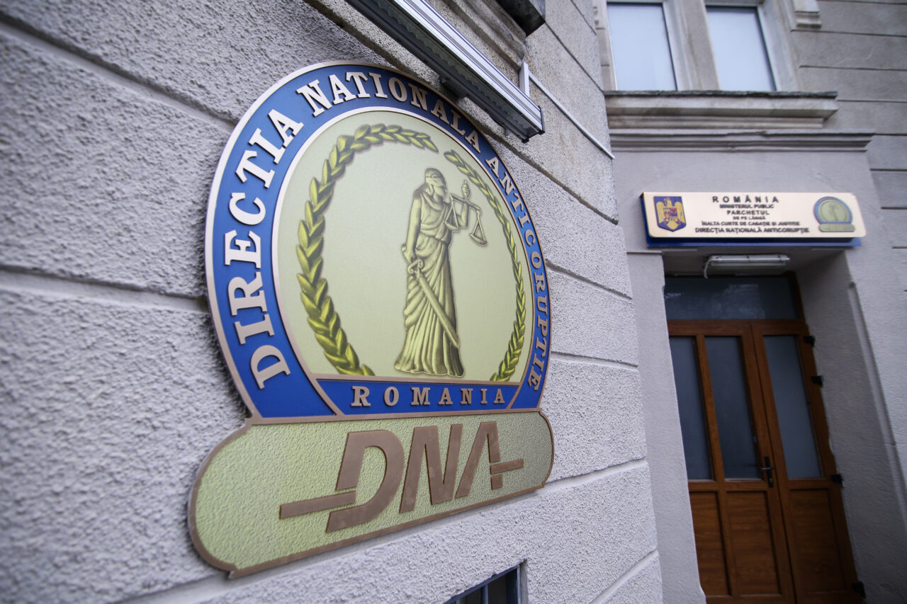 DNA a trimis în judecată doi oficiali din Ministerul Agriculturii