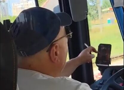 Șofer CT Bus Constanța surprins fumând și folosind telefonul la volan